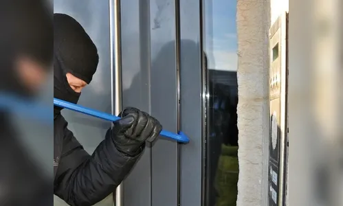 Residência é arrombada e objetos de valor são levados do local
