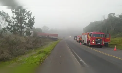 Acidente entre três veículos deixa um morto e dois feridos na BR-153