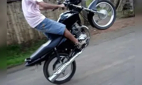 Motociclista tenta fugir da polícia, bate em poste e acaba preso