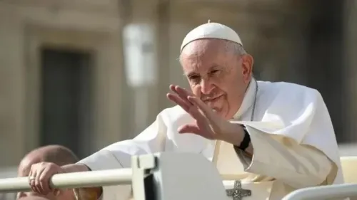 O papa Francisco reapareceu neste domingo, 18, diante dos fiéis.