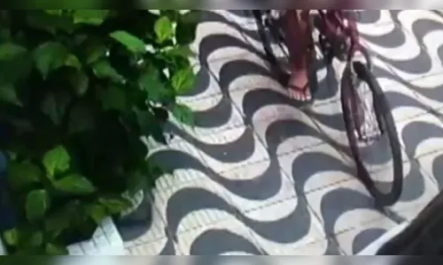 Homem  cai de bicicleta e rapaz que parou para ajudar furta o celular