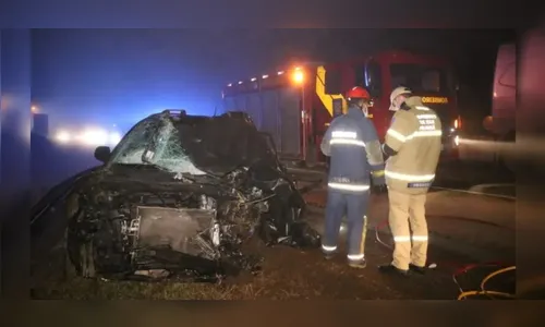 Homem morre após acidente entre carro e dois caminhões no PR