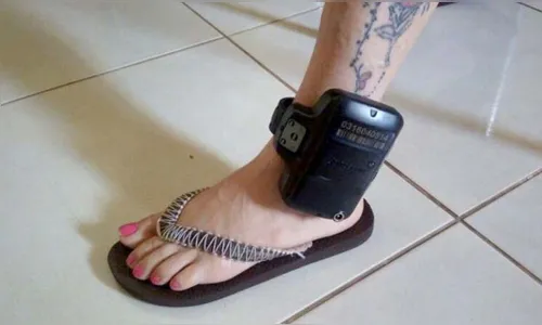 Monitorada por tornozeleira eletrônica, mulher ameaça homem na região