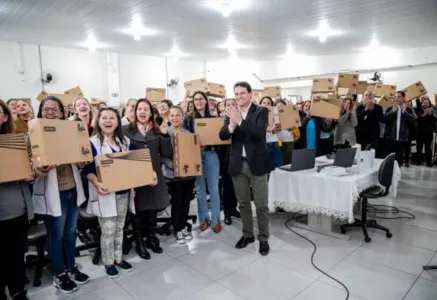 Prefeito Junior da Femac durante solenidade de entrega dos notebooks