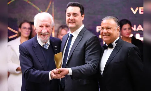 Ratinho Junior é eleito Personalidade do Ano em premiação de revista