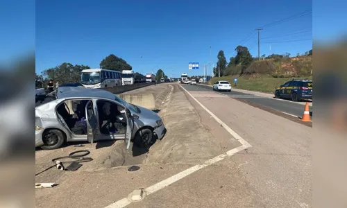 PR: colisão entre carro e caminhão deixa 4 pessoas gravemente feridas