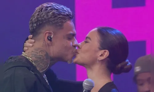 Bella Campos e MC Cabelinho trocam declarações de amor na TV