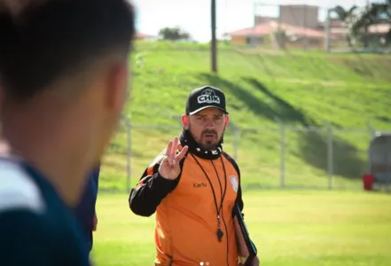 Técnico Rodrigo Casa Grande durante treinamento da equipe