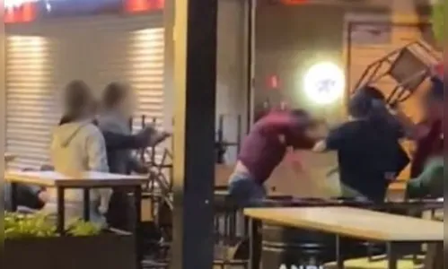 Cliente faz xixi em chão de bar e inicia briga com socos e cadeiradas