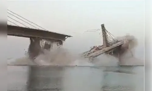 Ponte suspensa desaba sobre o rio Ganges na Índia; vídeo