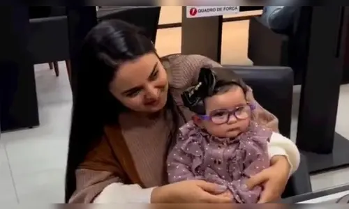 Vídeo: bebê com catarata congênita emociona ao usar óculos pela 1ª vez