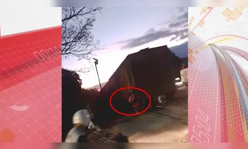 Em Apucarana: vídeo flagra garoto 'pegando carona' em trem; veja