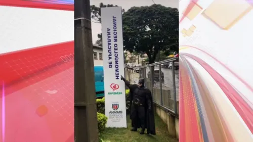 Voluntário se veste de Batman para homenagear doadores de sangue