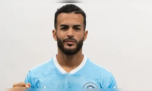 Jogador de futebol de 24 anos morre ao ser atropelado dentro de casa