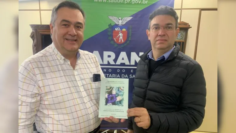 Beto Preto recebe exemplar das mãos do presidente da Federação dos Hospitais e Estabelecimentos de Serviços de Saúde do Estado do Paraná, Rangel Silva