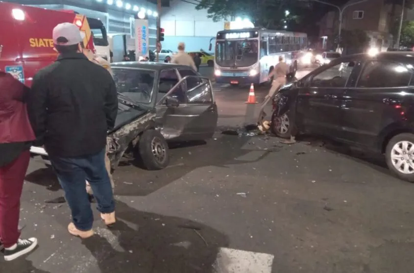 Acidente aconteceu na Avenida Minas Gerais, em Apucarana