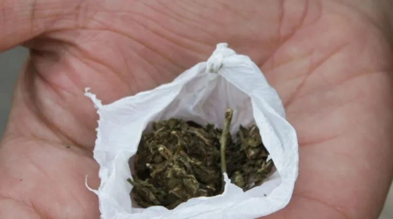 Com os alunos de 13 e 14 anos foi encontrado uma porção de maconha que pesou 1g