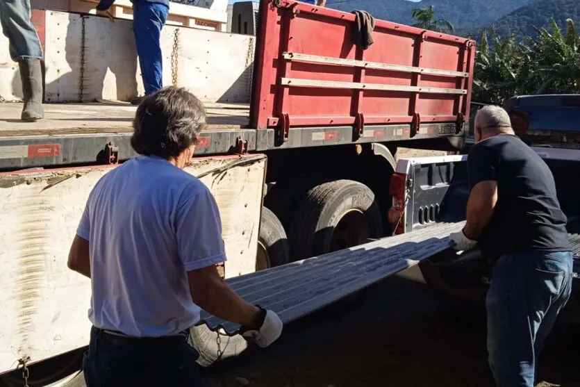 Defesa Civil entregou telhas em Guaratuba e Morretes