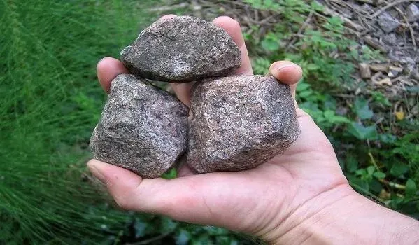 Mulher ameaçou jogar pedra na cunhada