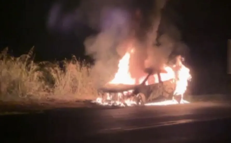 O carro foi totalmente consumido pelo fogo em questão de minutos