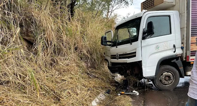 O impacto causou danos consideráveis ao caminhão