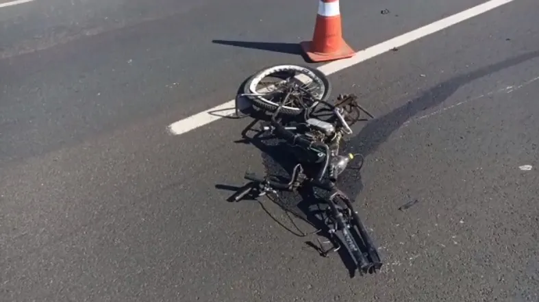 Bicicleta motorizada ficou completamente destruída