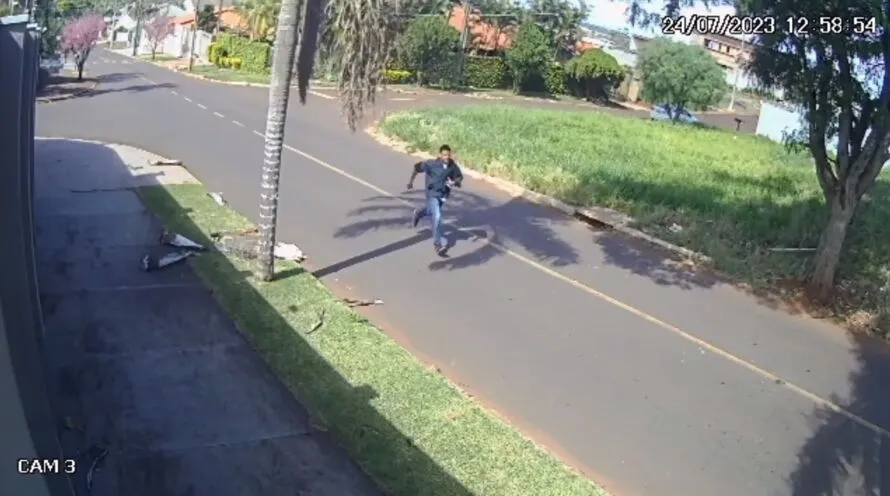 Câmera na Rua Kishitaro Kayukawa flagrou a fuga do suspeito