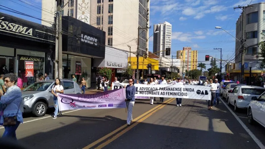 Caminhada no centro da cidade chama atenção para o problema da violência contra a mulher