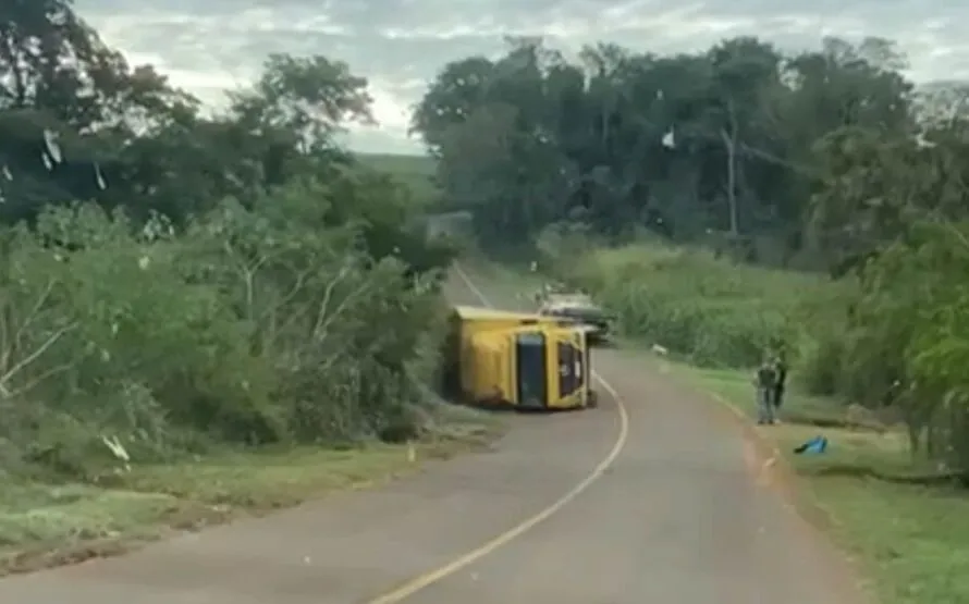 Caminhão dos Correios tomba na PR-650 entre São João e Godoy Moreira