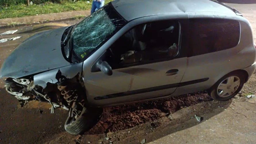 Carro tombou e foi desvirado por populares