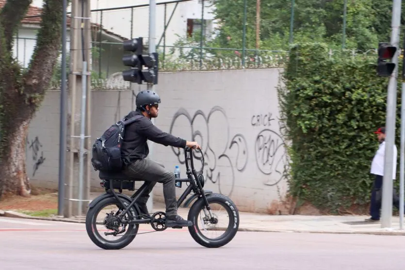 Ciclomotores e bicicletas elétricas precisam seguir recomendações de segurança, alerta Batalhão de Trânsito da PM.