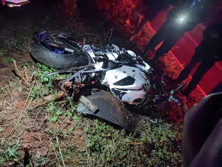 Com o impacto, a motocicleta ficou destruída