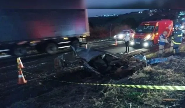 Corsa partiu ao meio após colisão em Cambira