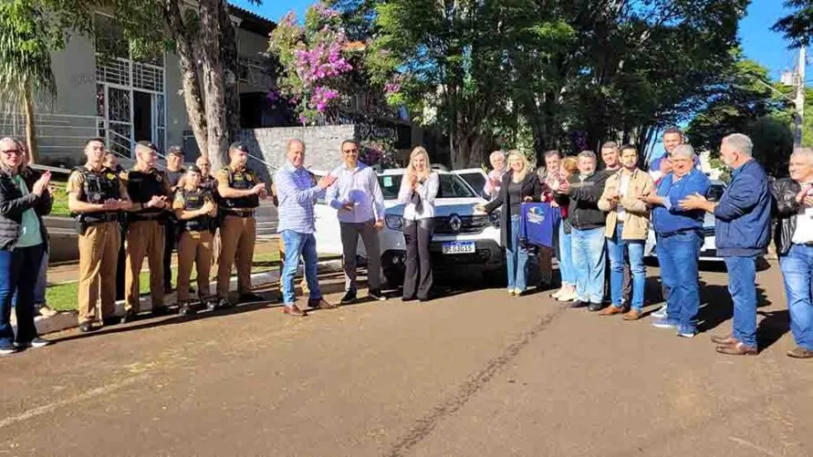 Delegado Erlon recebe as chaves da viatura das mãos do prefeito Carlos Gil