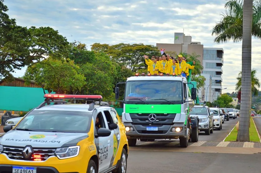 Equipe foi recepcionada em carreata