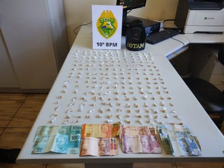 Foram apreendidas 167 porções de crack e 42 porções de cocaína