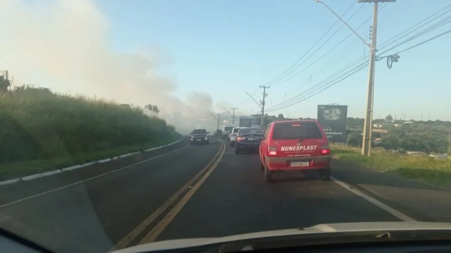 Fumaça tomou conta de trecho da Avenida Brasil