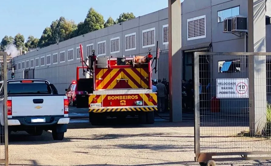 Incêndio em empresa mobiliza bombeiros de Apucarana