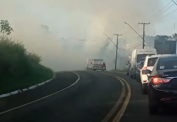 Incêndios às margens de rodovias podem provocar graves acidentes de trânsito, alertam os bombeiros