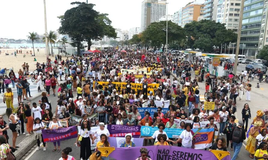 Manifestantes pedem combate ao racismo e à violência