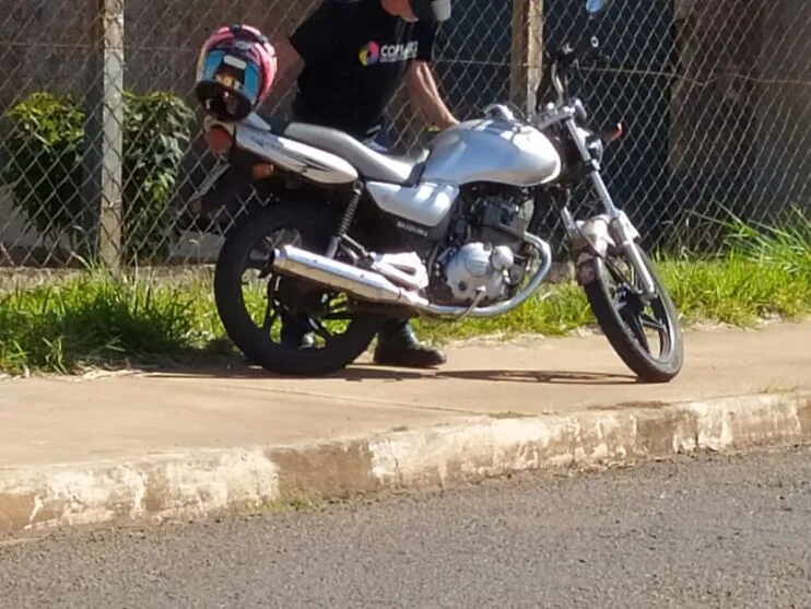 Moto é retirada de rua após acidente em Apucarana