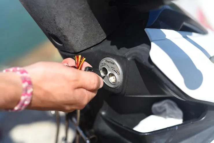 Motociclista deixou chave na ignição e o capacete na moto