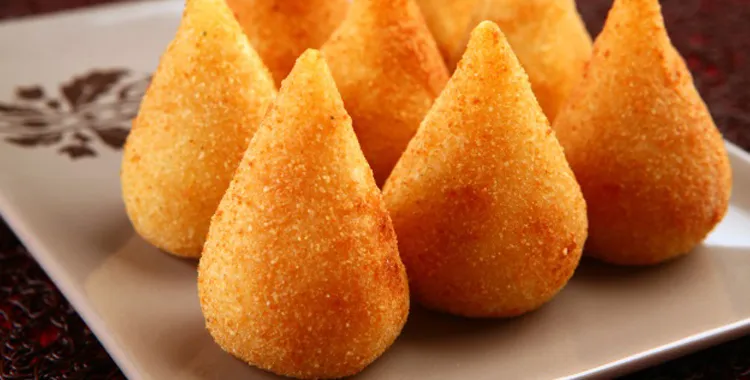 Mulher pediu uma coxinha de mandioca e outra de batata, mas recebeu as duas do mesmo saber