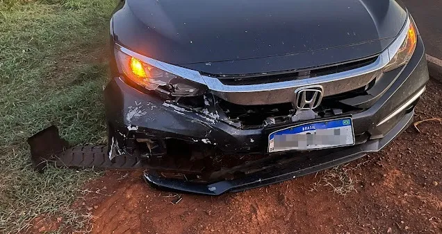 O Honda Civic ficou com a dianteira amassada