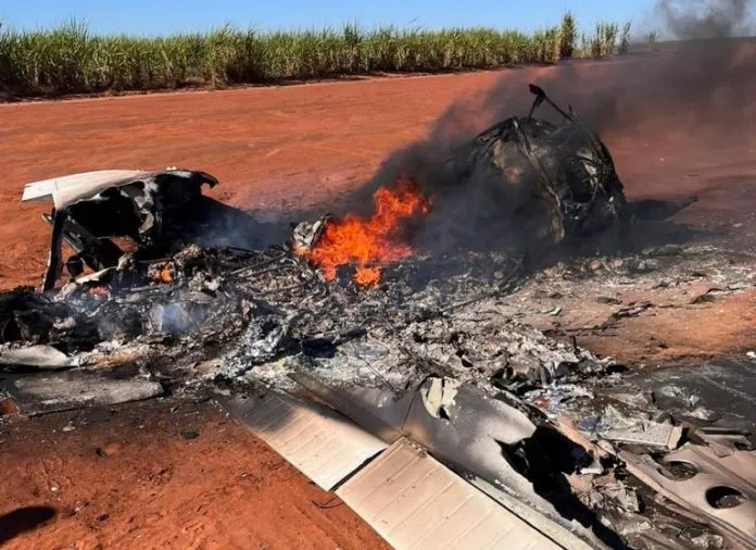 O avião ficou destruído