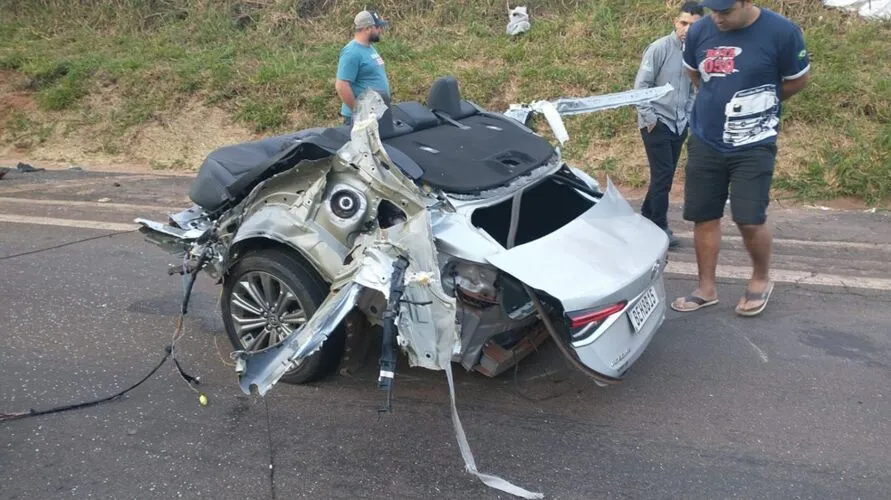 O carro de passeio ficou completamente destruído