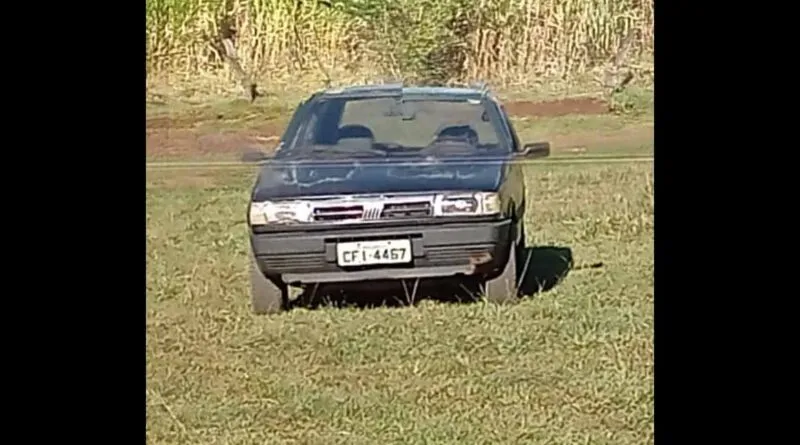 O carro foi abandonado em meio a um matagal