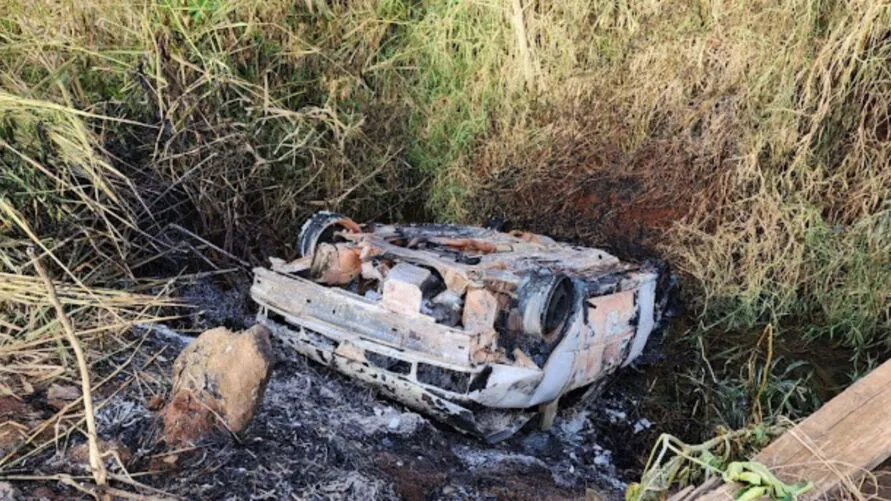 O carro pegou fogo ao cair em um córrego