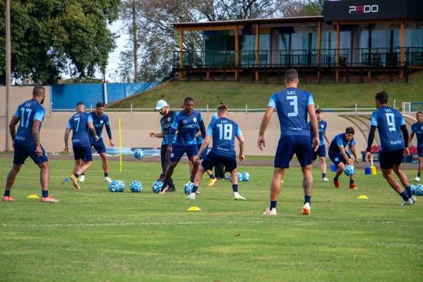 O jogo acontece no Estádio do Café as 17hs.