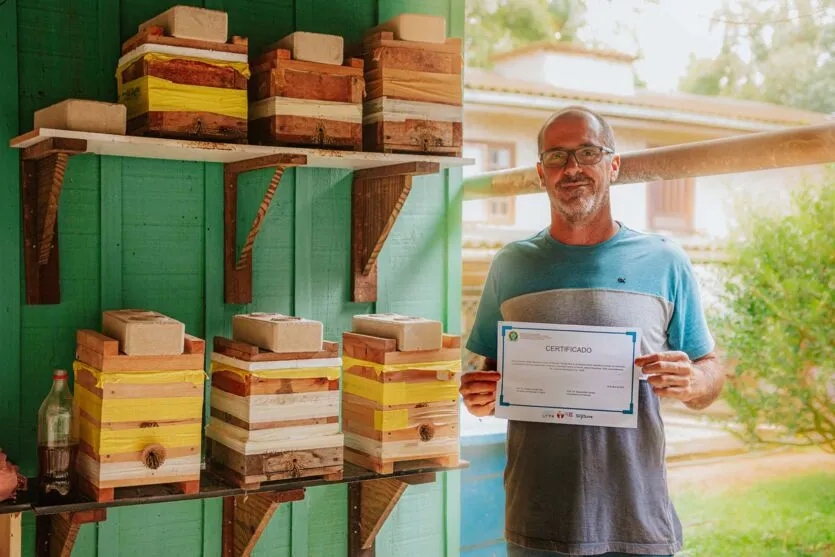 O produtor Erich de Barros Lange participou da capacitação realizada pelo Tecpar e já instalou caixas de abelhas na sua chácara em Morretes.